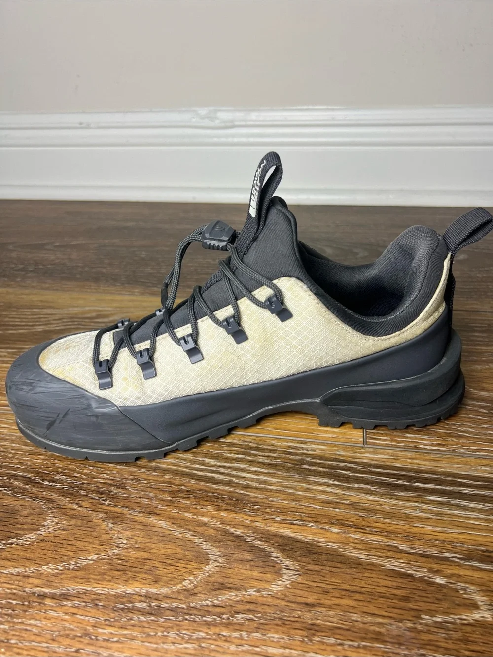 The North Face Glenclyffe Low Men's 10 Beige Black Vibram Hiking Shoes TNF